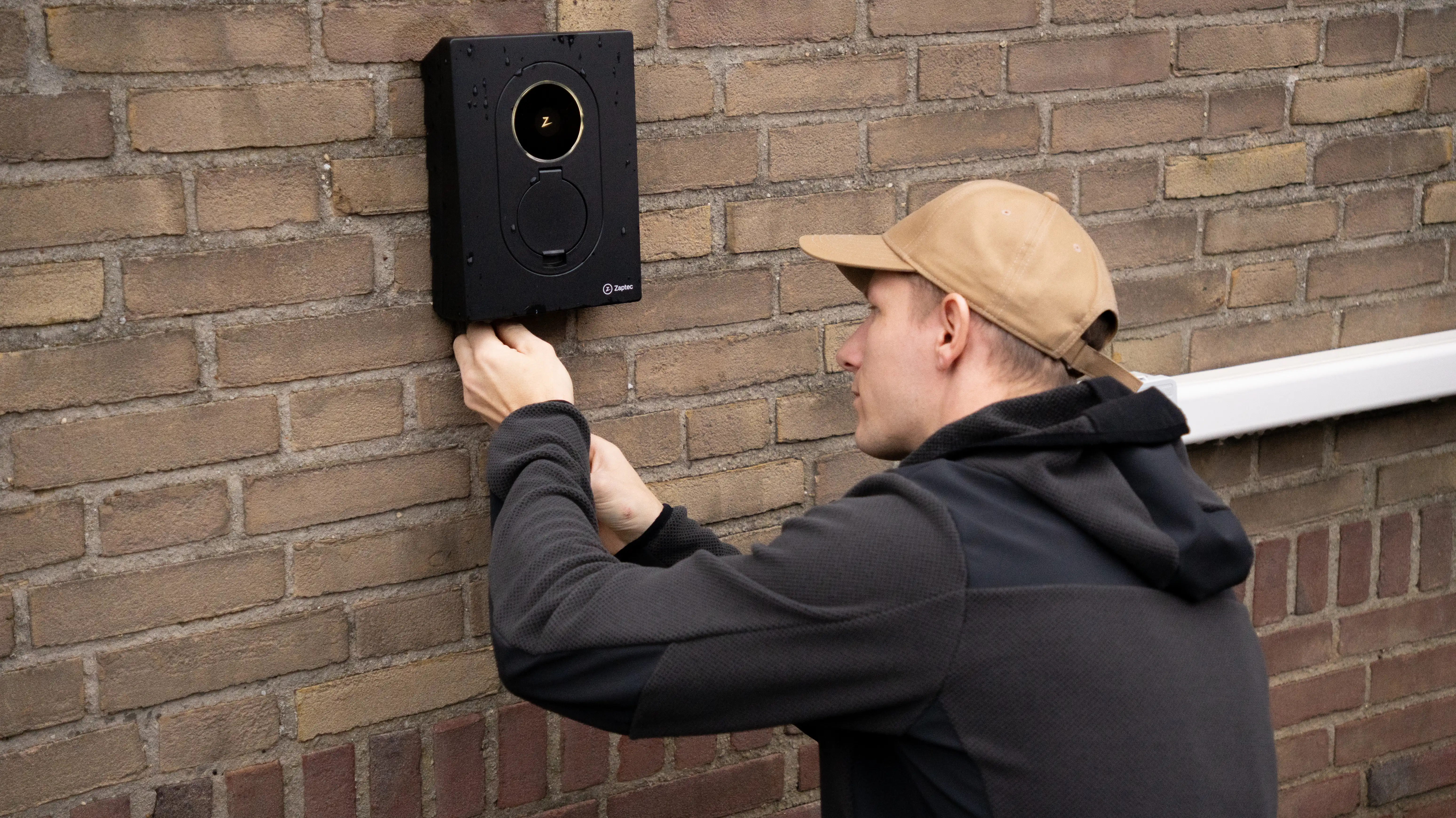 Laadpaal-installatie door Fort Security: wandgemonteerde Type 2-laadpaal met nette kabelroute en aparte groep.