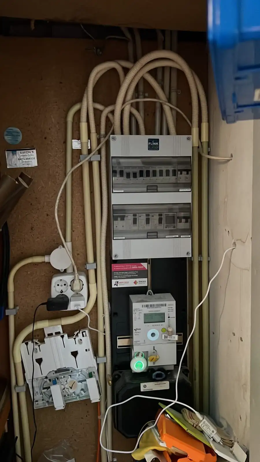 Meterkast vóór renovatie: krappe groepenkast met losse buisbochten en oude bekabeling.